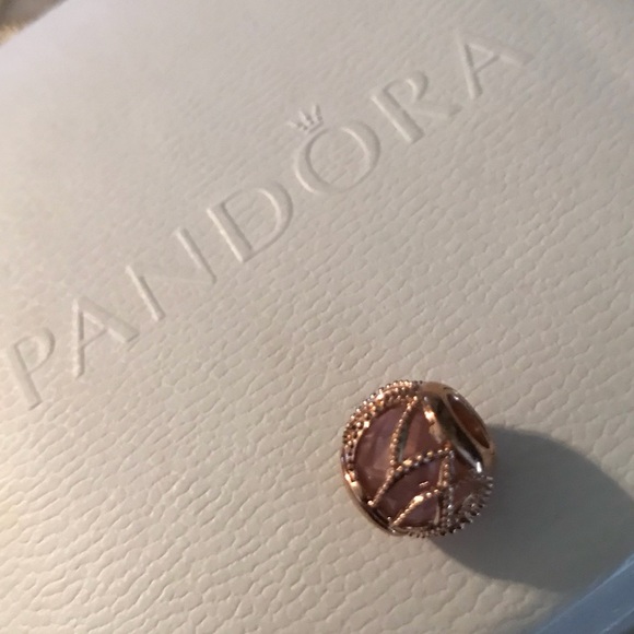 Pandora rose Intertwining Radiance charm. - Picture 1 of 3